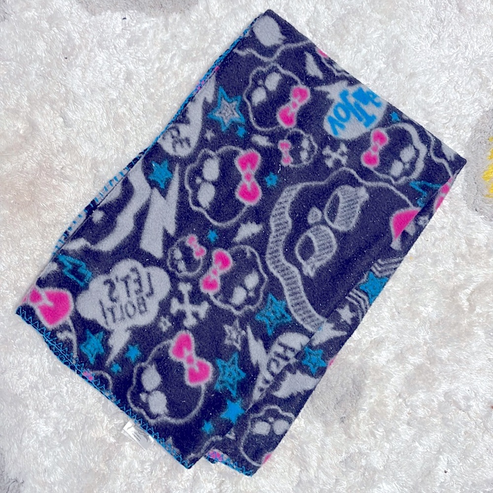 Y2K monster high skull print blanket